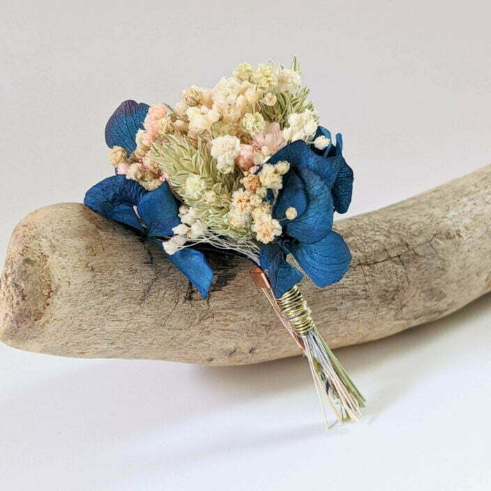 Boutonnière de fleurs séchées & stabilisées bleues, Mona 3