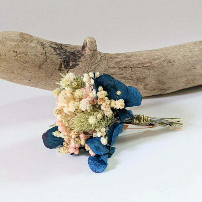 Boutonnière de fleurs séchées et fleurs stabilisées, Mona