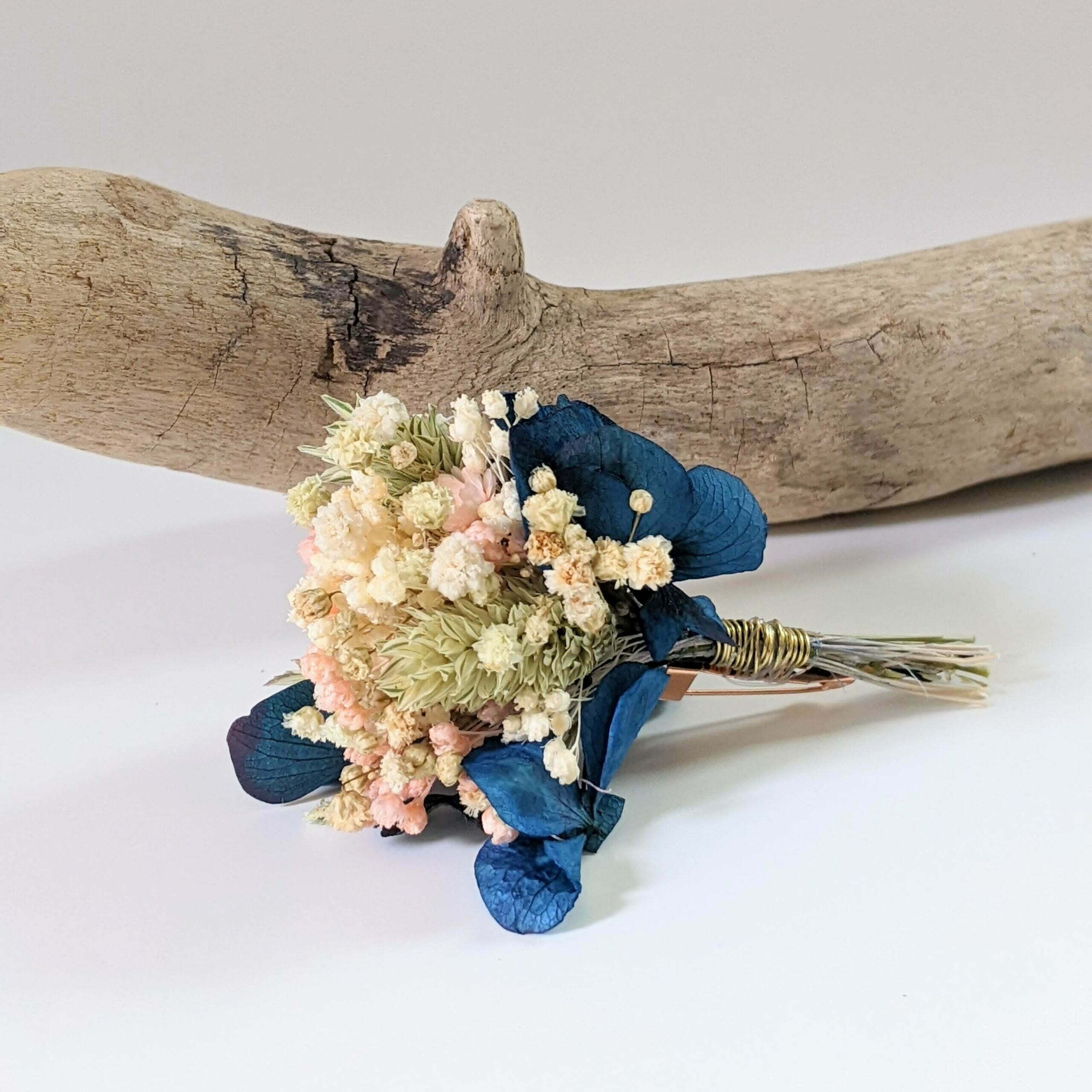 Boutonnière de fleurs séchées et fleurs stabilisées, Mona - Flora Paris