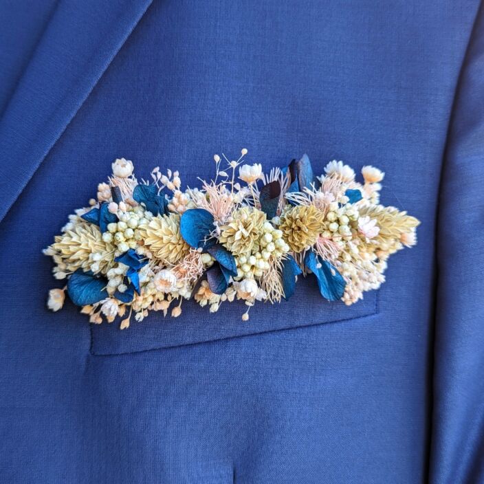 Boutonnière de fleurs séchées & stabilisées bleues, Mona