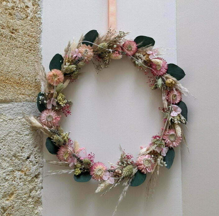 Couronne murale de fleurs séchées & fleurs stabilisées dans les tons roses, Béatrice