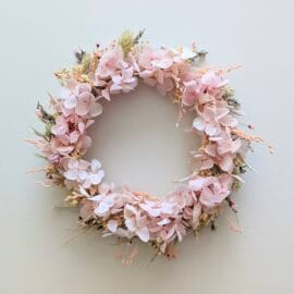 Couronne murale en hortensias & fleurs séchées, tons roses, Béatrice
