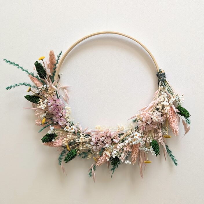 Couronne murale de fleurs séchées & fleurs stabilisées aux couleurs roses, vertes, Amandine
