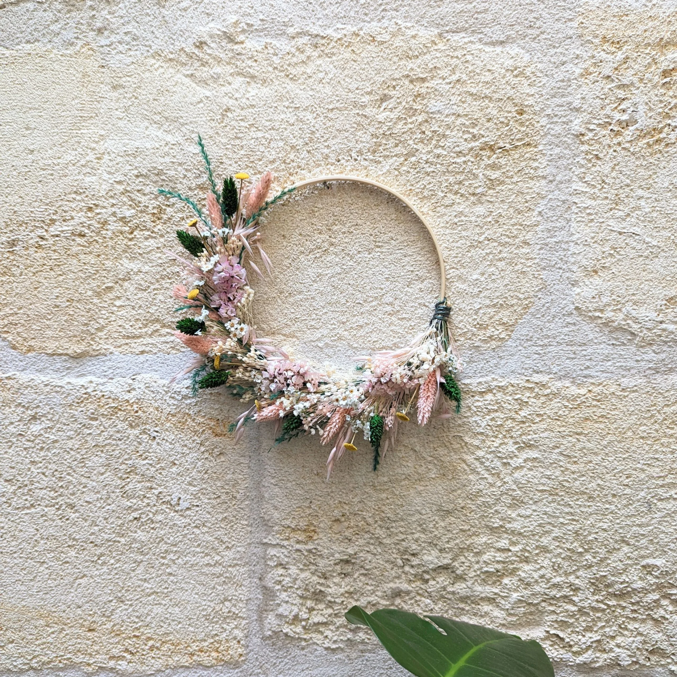 Couronne murale de fleurs séchées & fleurs stabilisées aux couleurs roses, vertes, Amandine – Image 3