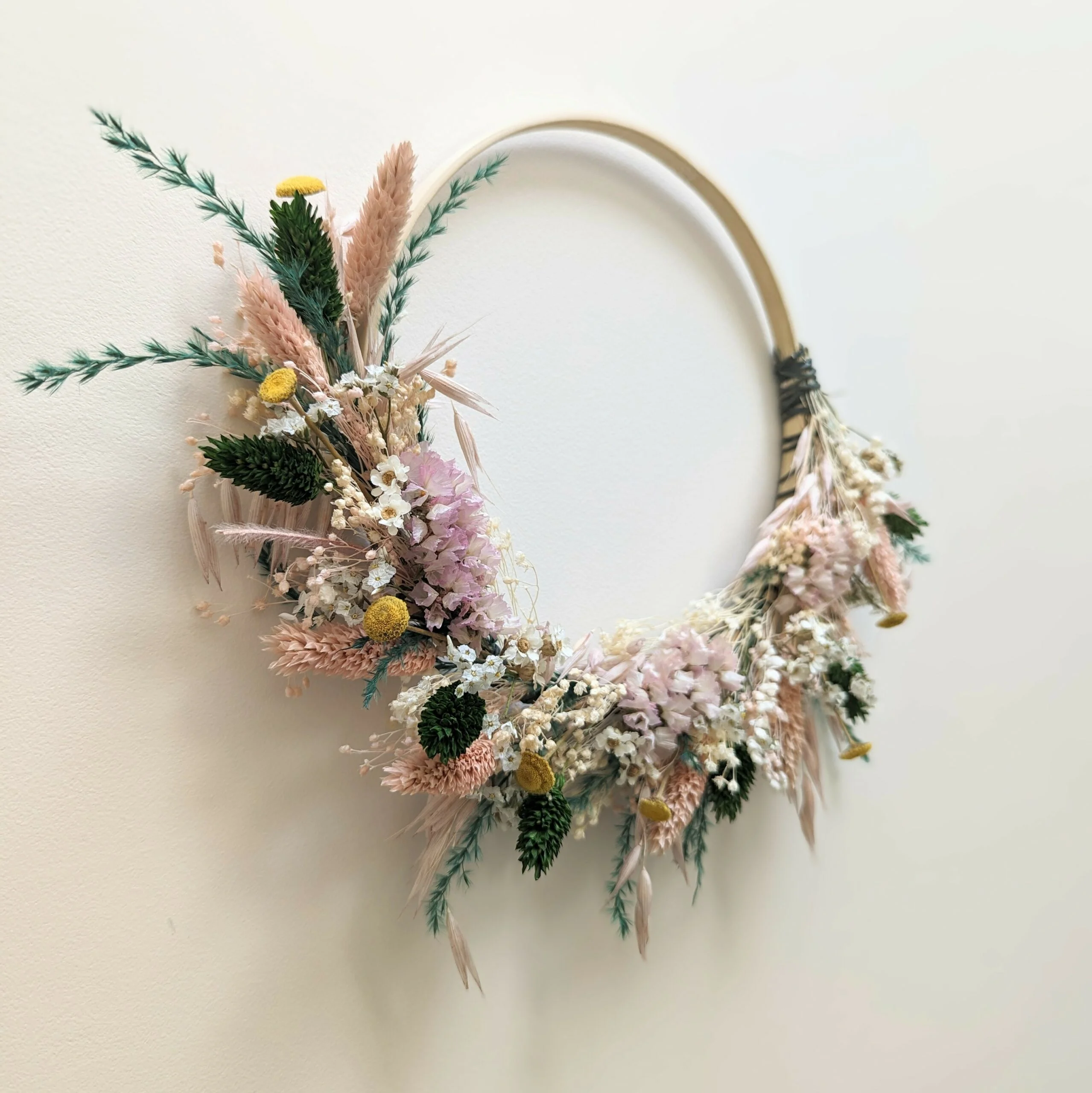 Couronne murale de fleurs séchées & fleurs stabilisées aux couleurs roses, vertes, Amandine – Image 2