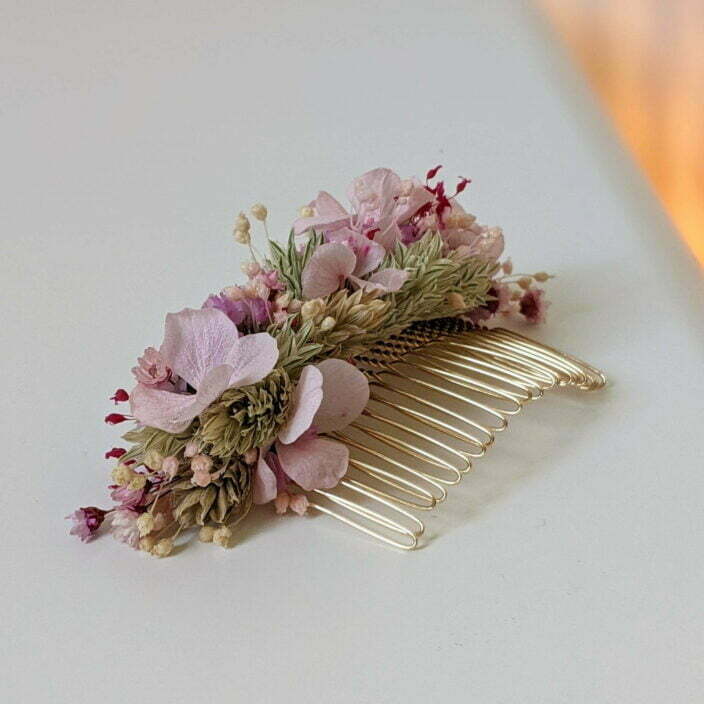 Peigne à cheveux fleuri pour coiffure de mariage en fleurs stabilisées aux nuances roses, vertes, Romy 3