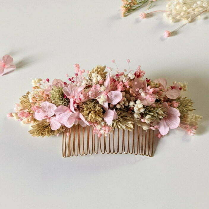 Peigne à cheveux fleuri pour coiffure de mariage en fleurs stabilisées aux nuances rose, vert, Romy