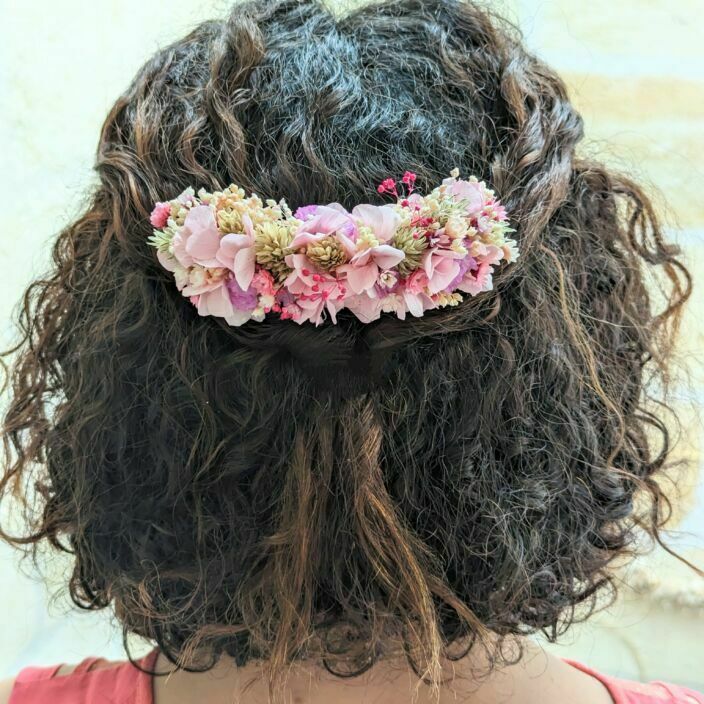 Peigne à cheveux fleuri pour coiffure de mariage en fleurs stabilisées aux nuances roses, vertes, Romy 4