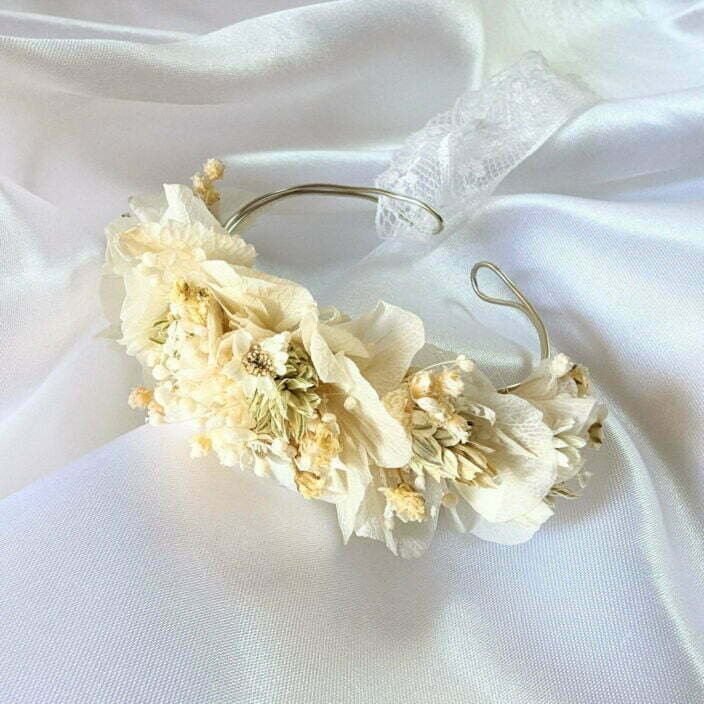 Bracelet de mariée artisanal en fleurs stabilisées & séchées beiges, Luna 4