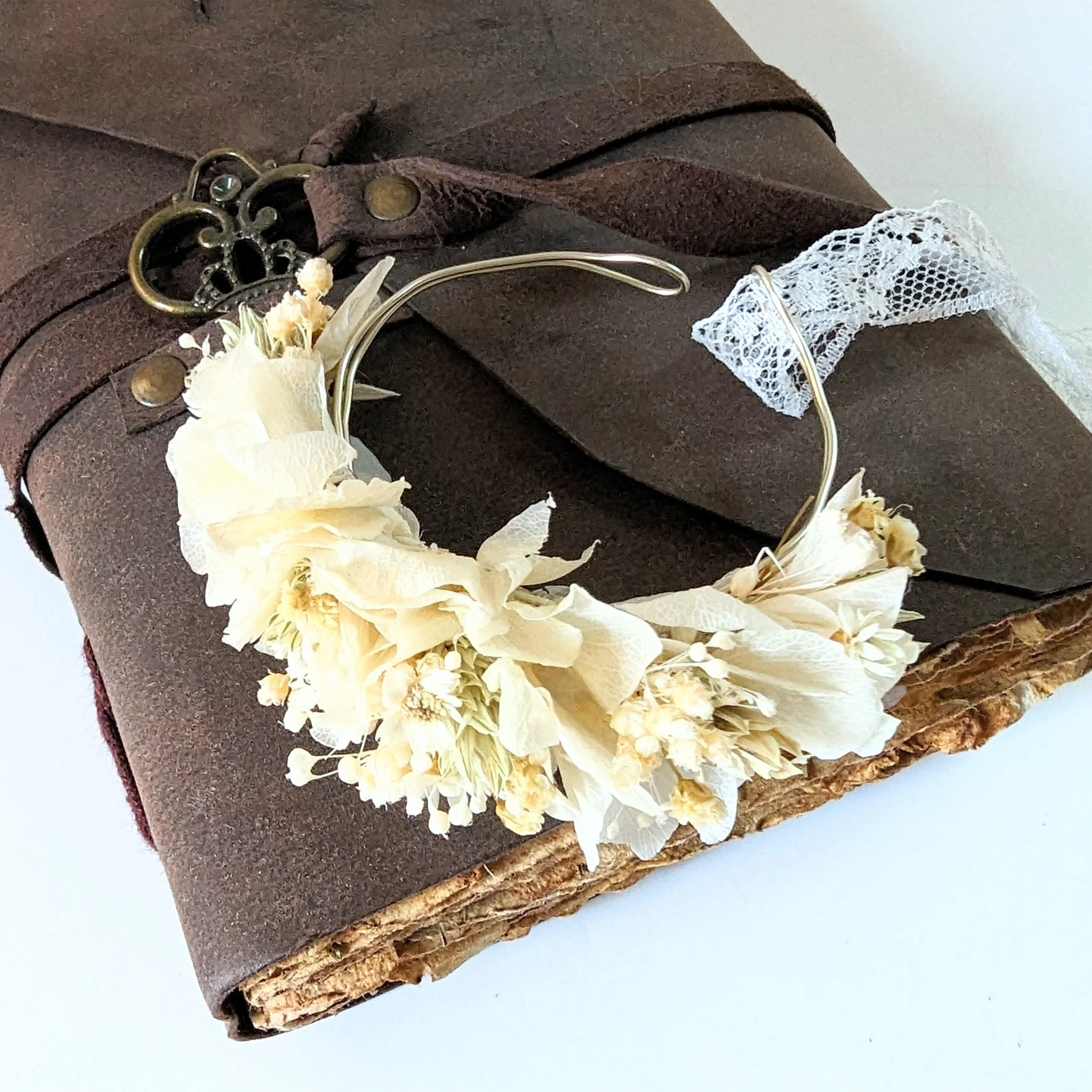 Bracelet de mariée artisanal en fleurs stabilisées & séchées beiges, Luna – Image 4