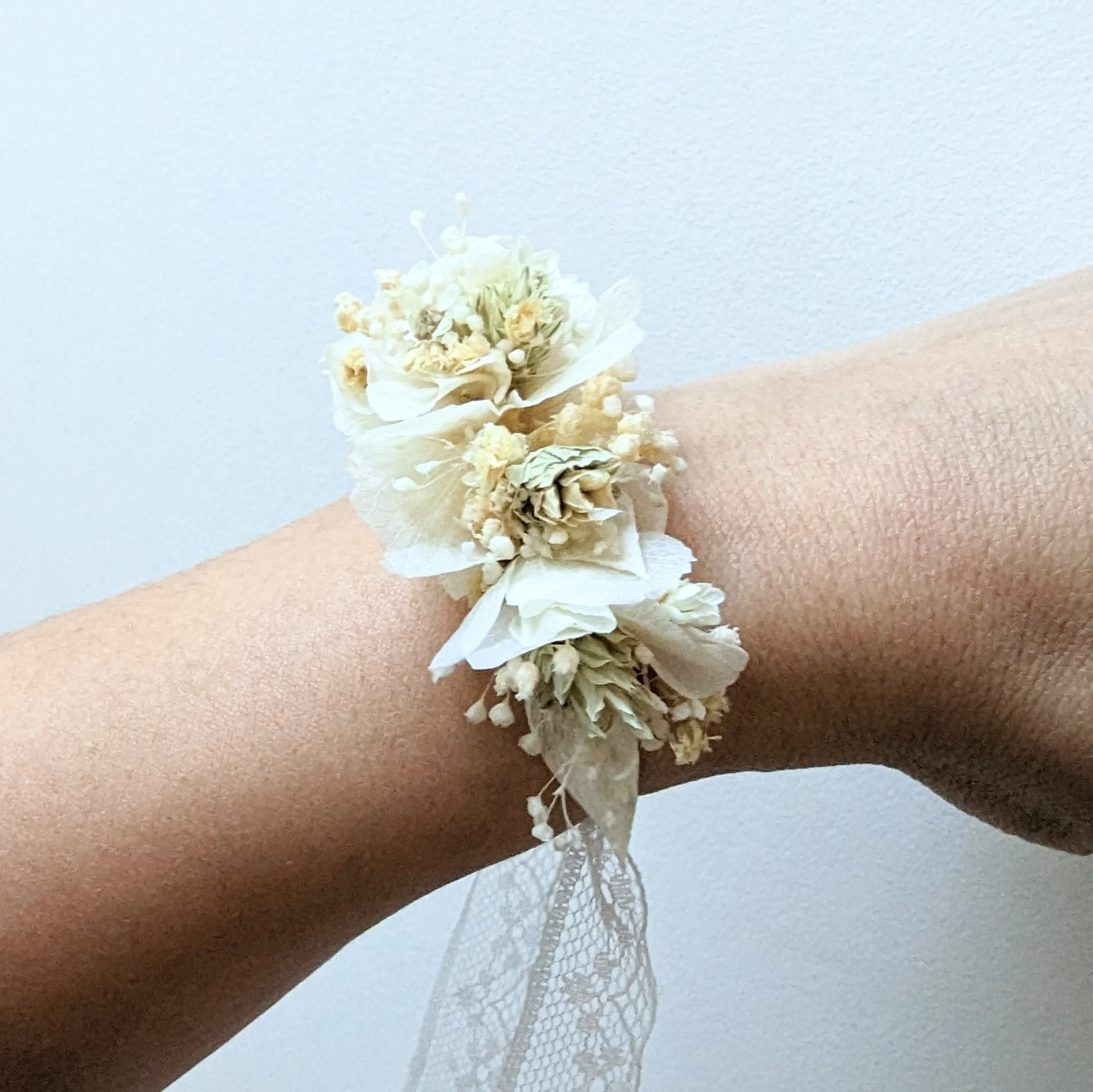 Bracelet de mariée artisanal en fleurs stabilisées & séchées beiges, Luna – Image 2