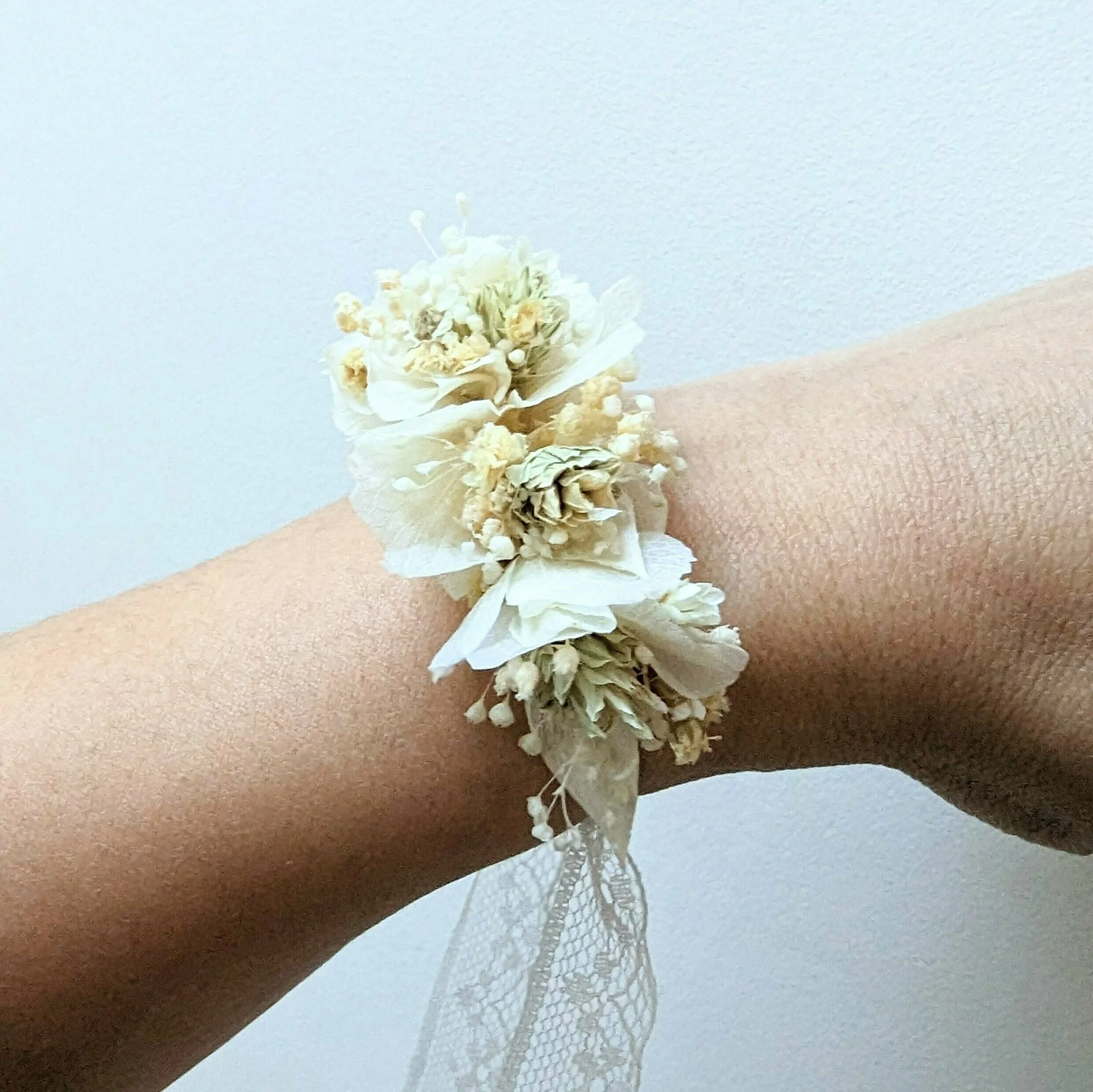 Bracelet de mariée artisanal en fleurs stabilisées & séchées beiges, Luna – Image 3