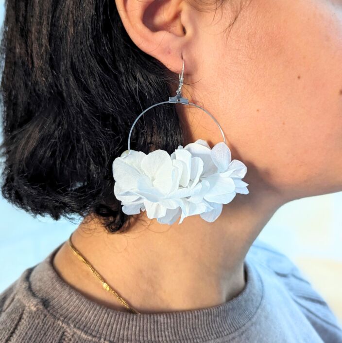 Boucles d’oreilles créoles en hortensias stabilisés blancs, Naëlle