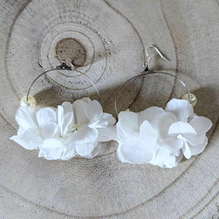 Boucles d’oreilles créoles en hortensias stabilisés blancs, Naëlle 3