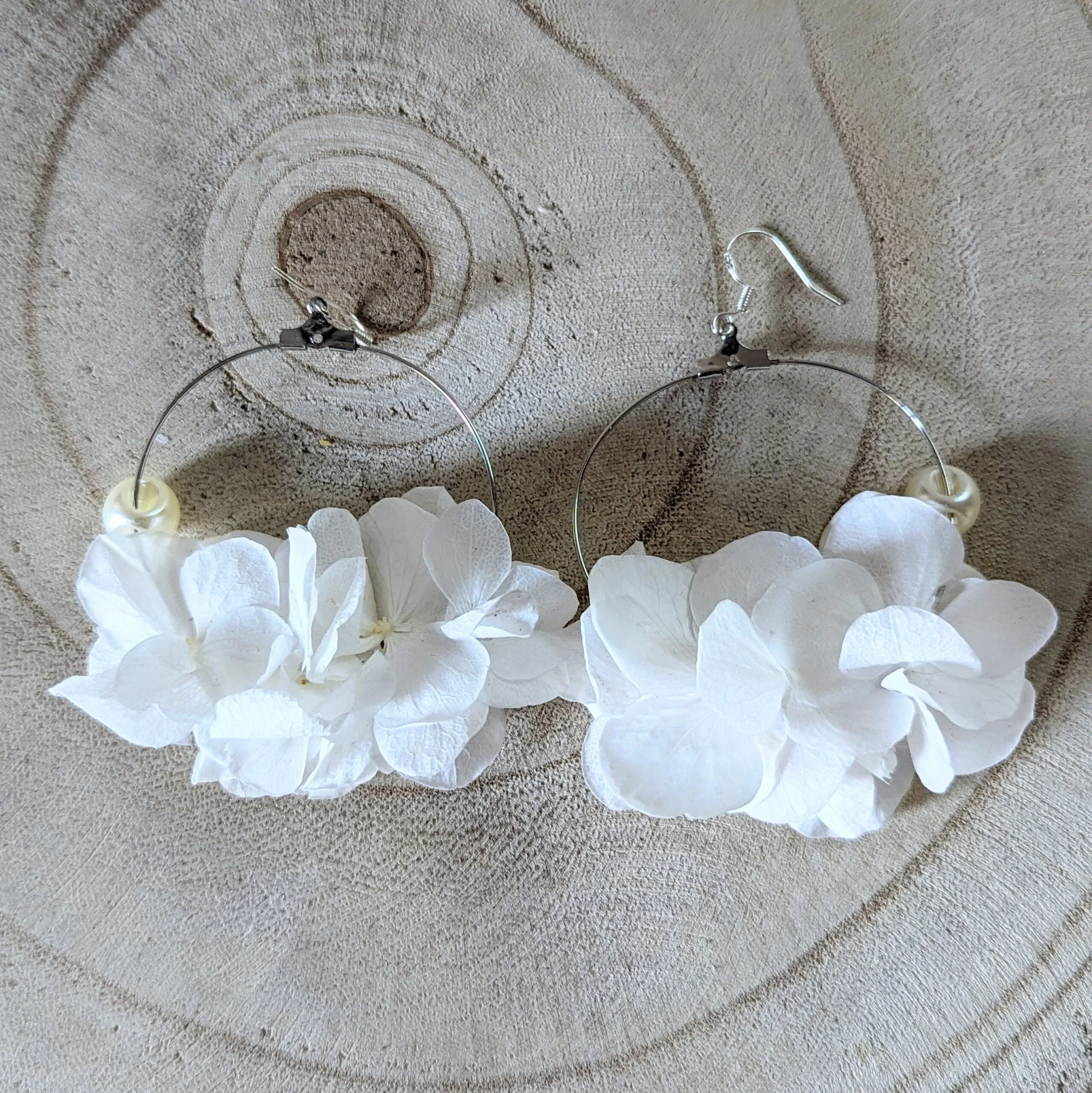 Boucles d’oreilles créoles en hortensias stabilisés blancs, Naëlle – Image 3