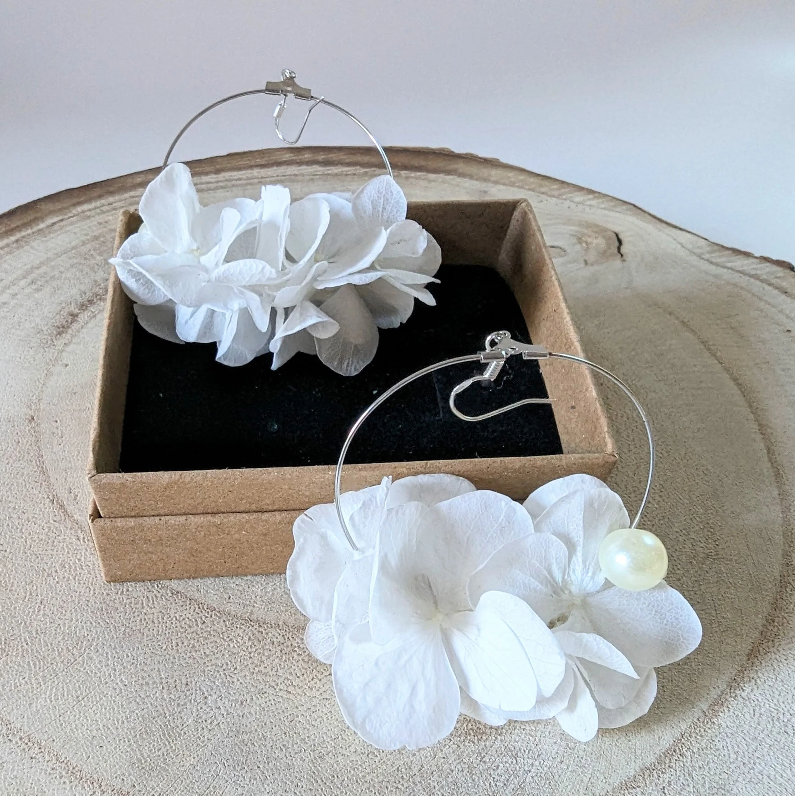 Boucles d’oreilles créoles en hortensias stabilisés blancs, Naëlle – Image 4