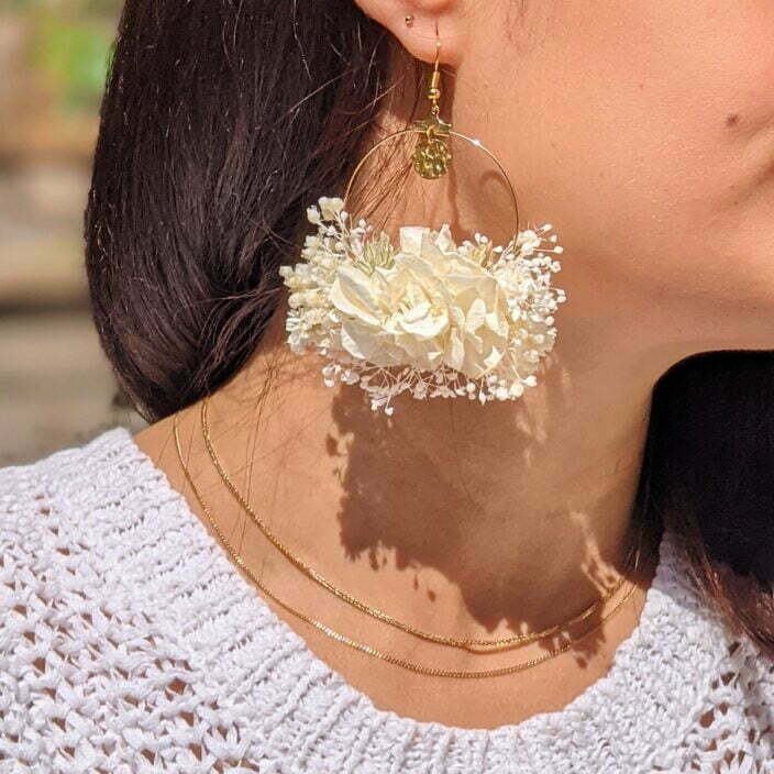 Boucles d’oreilles créoles en fleurs stabilisées beiges, Luna