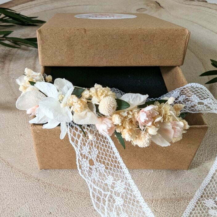 Bracelet de mariée, demoiselle d’honneur en fleurs séchées & stabilisées blanches & roses, Rafaela 3