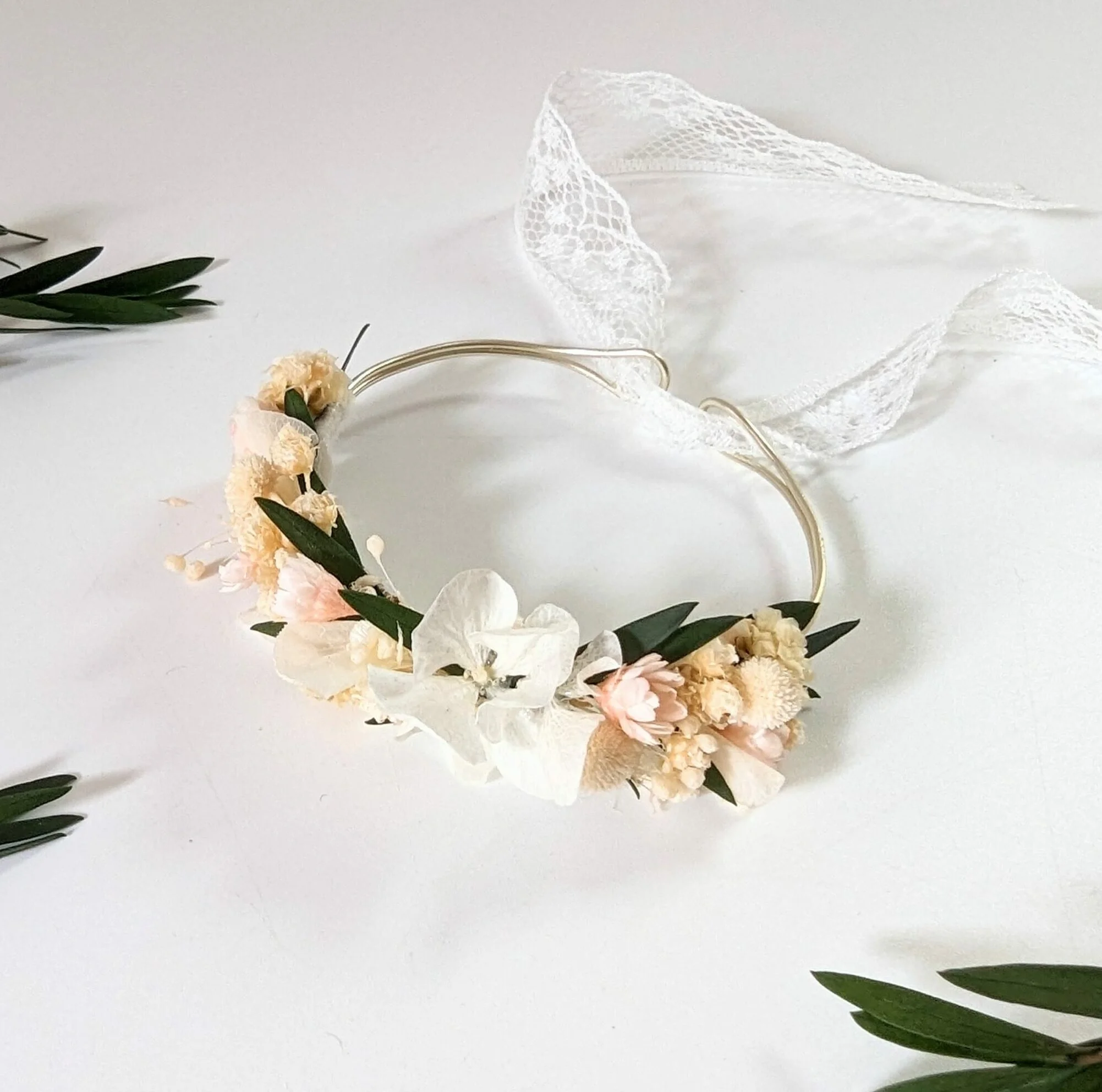 Bracelet de mariée, demoiselle d'honneur en fleurs séchées & stabilisées blanches & roses, Rafaela – Image 2