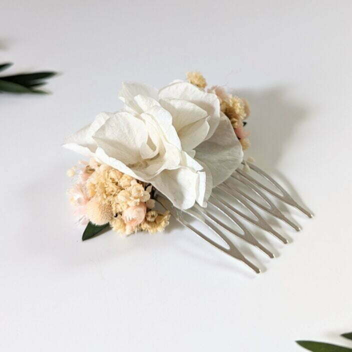 Peigne à cheveux fleuri pour coiffure de mariage en fleurs séchées & stabilisées blanches & roses, Rafaela 3