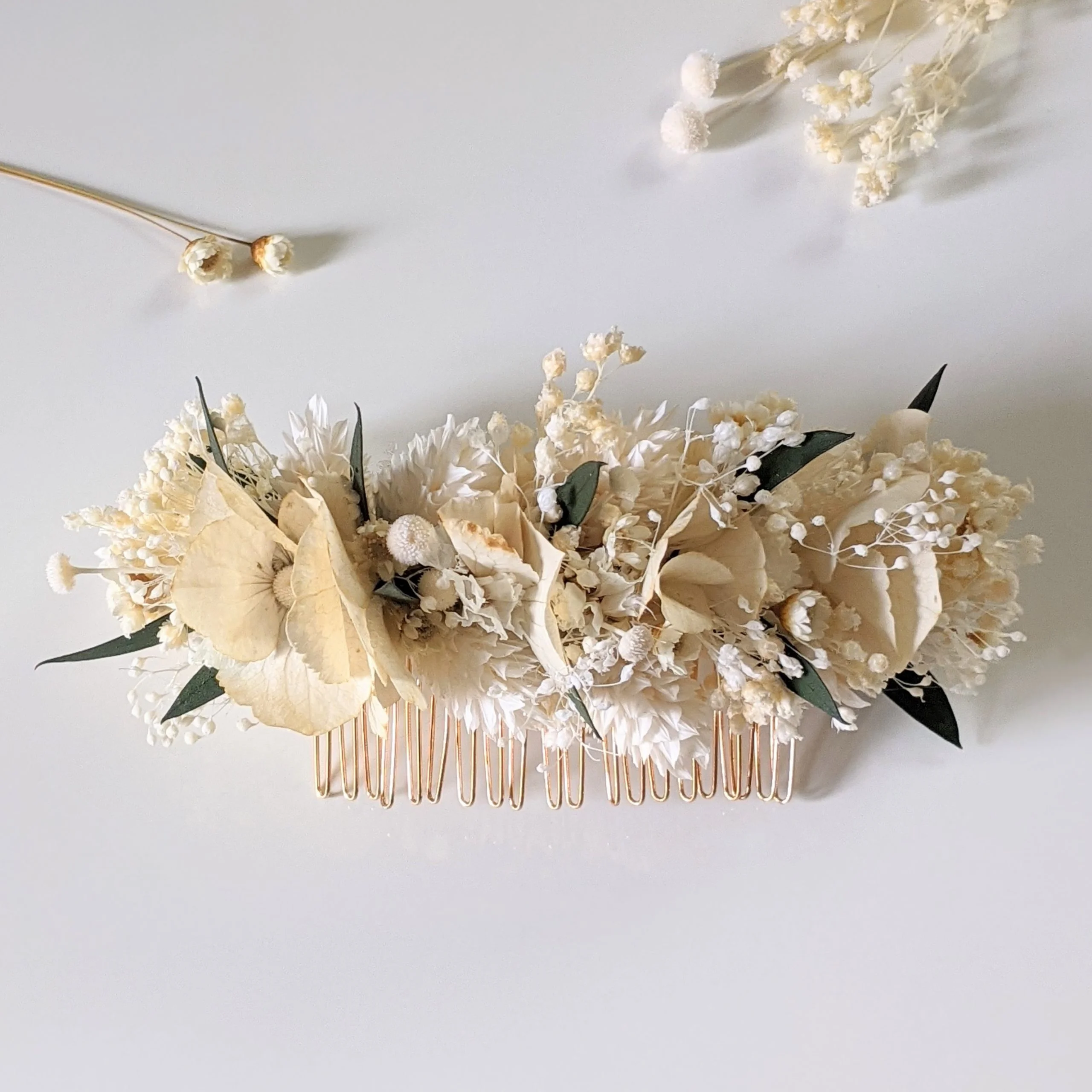 Peigne à cheveux fleuri pour coiffure de mariage en fleurs séchées & fleurs stabilisées, Inès – Image 2
