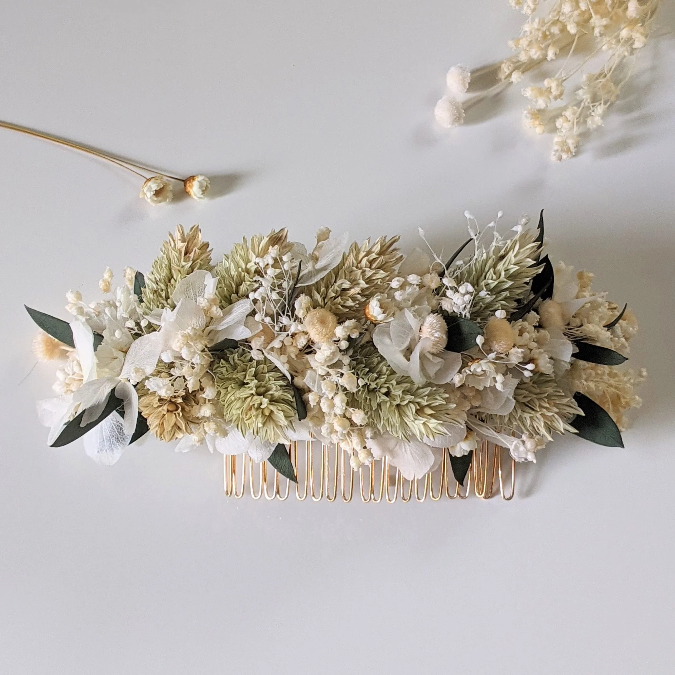 Peigne à cheveux fleuri pour coiffure de mariage en fleurs séchées & fleurs stabilisées, Inès – Image 3