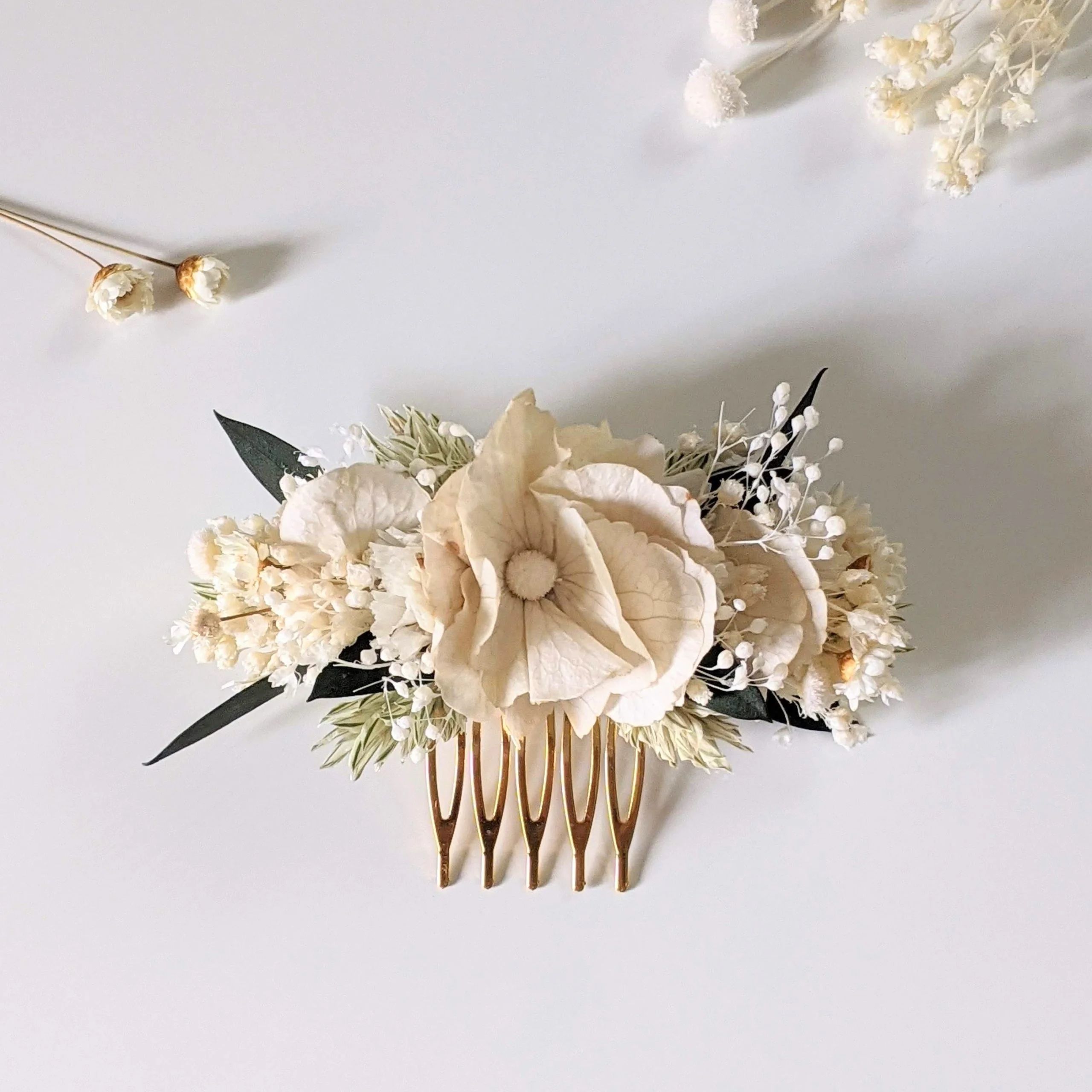 Peigne à cheveux fleuri pour coiffure de mariage en fleurs séchées & fleurs stabilisées, Inès – Image 4