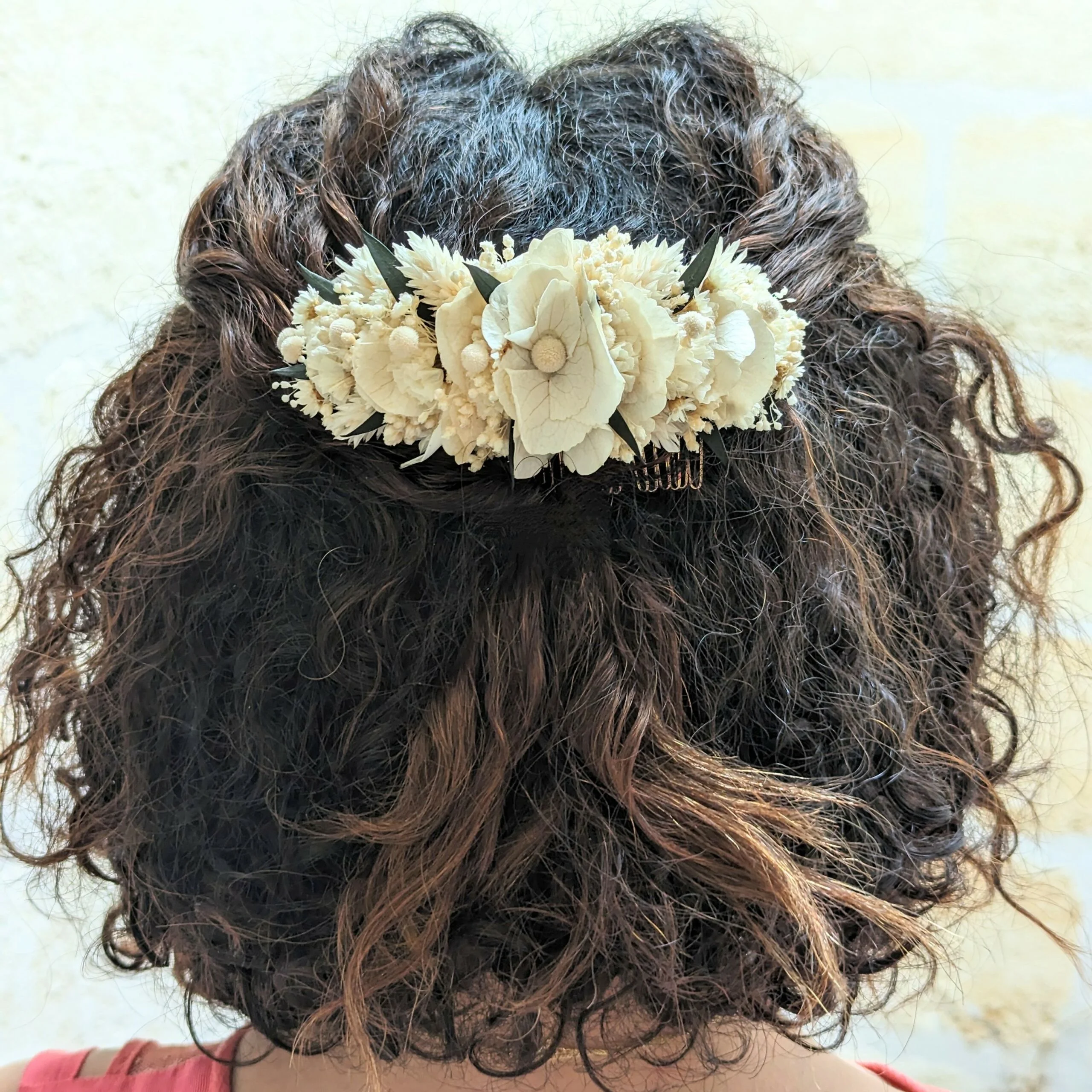 Peigne à cheveux fleuri pour coiffure de mariage en fleurs séchées & fleurs stabilisées, Inès – Image 5
