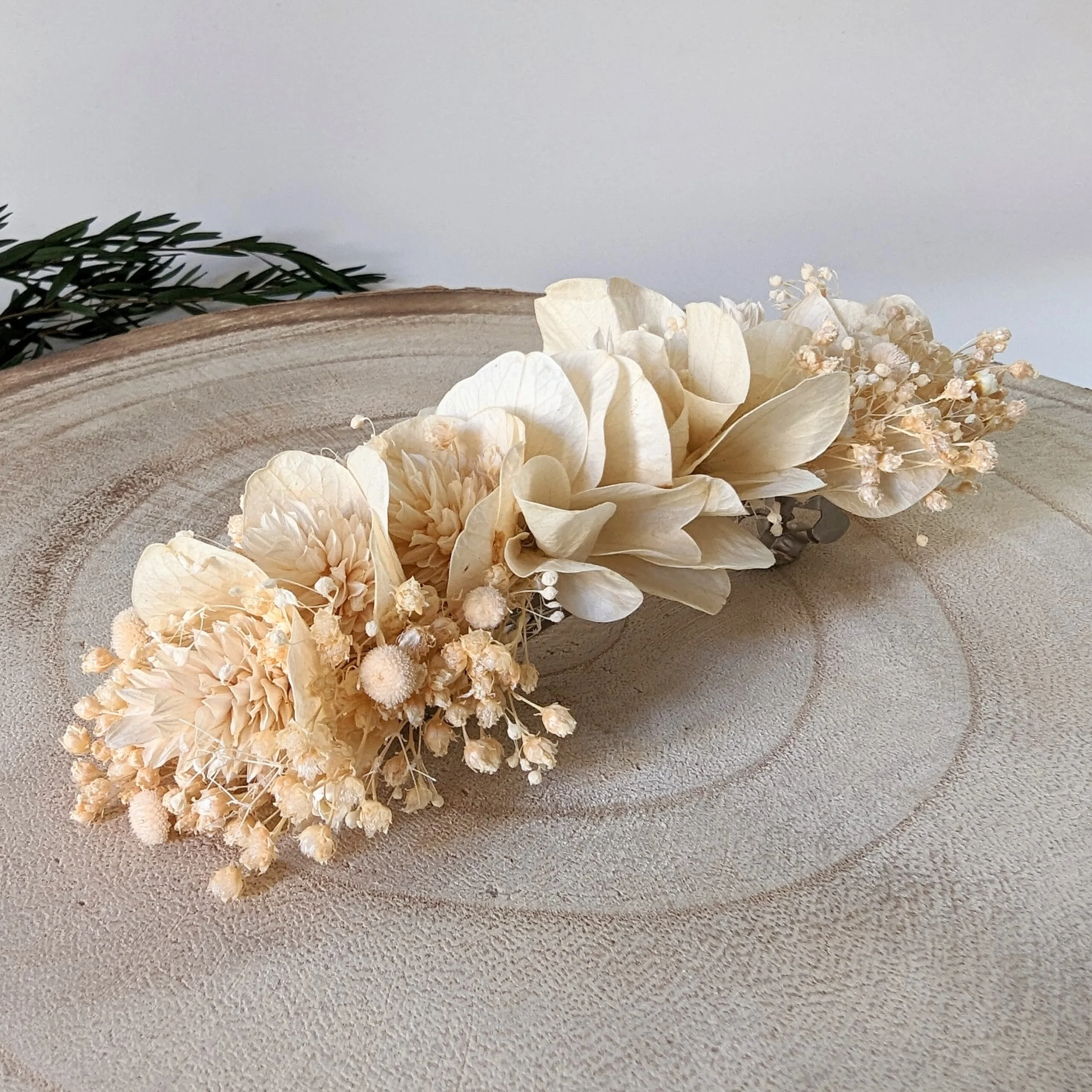 Barrette à cheveux fleurie pour coiffure de mariage en fleurs séchées & stabilisées beiges, Luna – Image 3