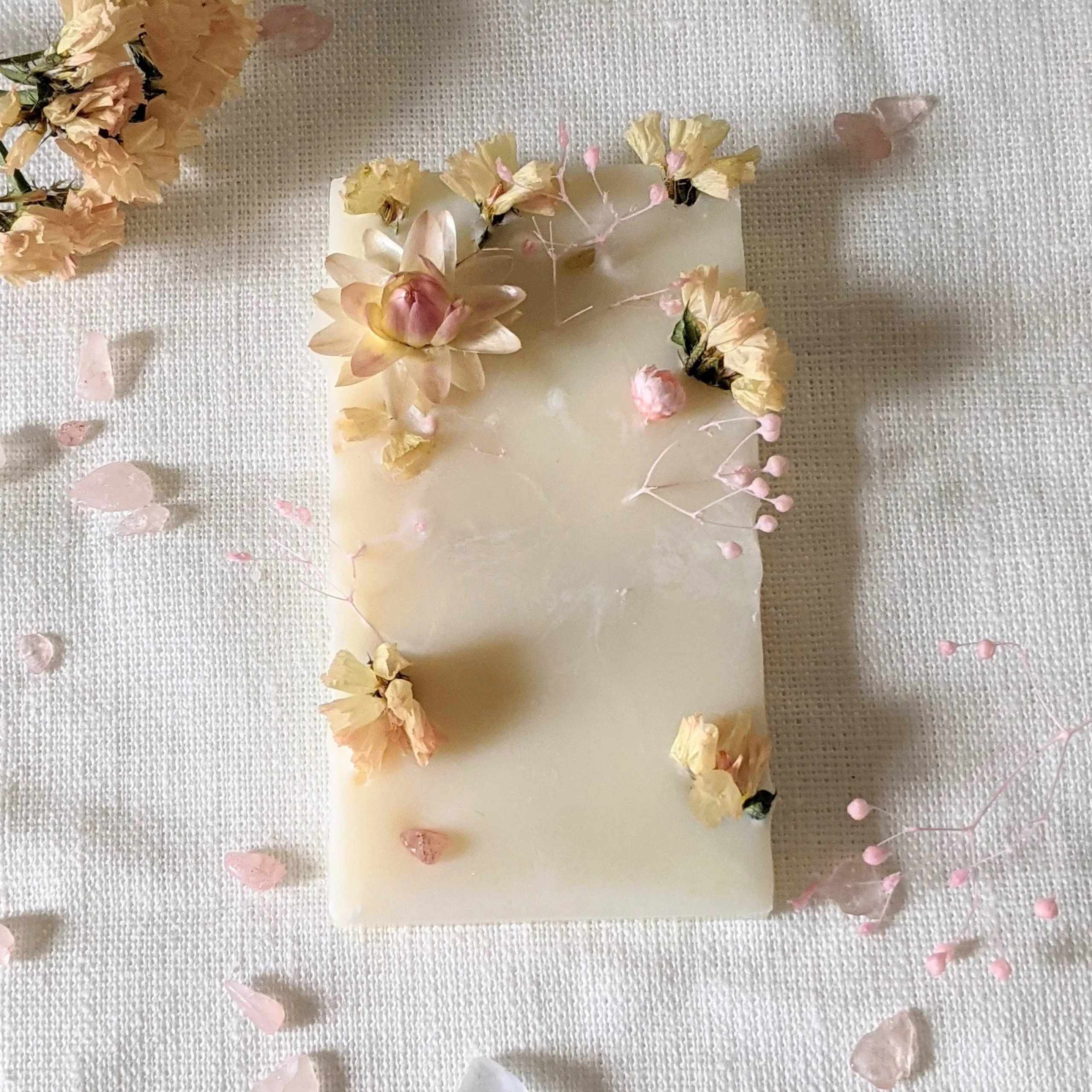 Galet en cire de soja parfum jasmin, orné de cristaux naturels & de fleurs séchées, Castille – Image 2
