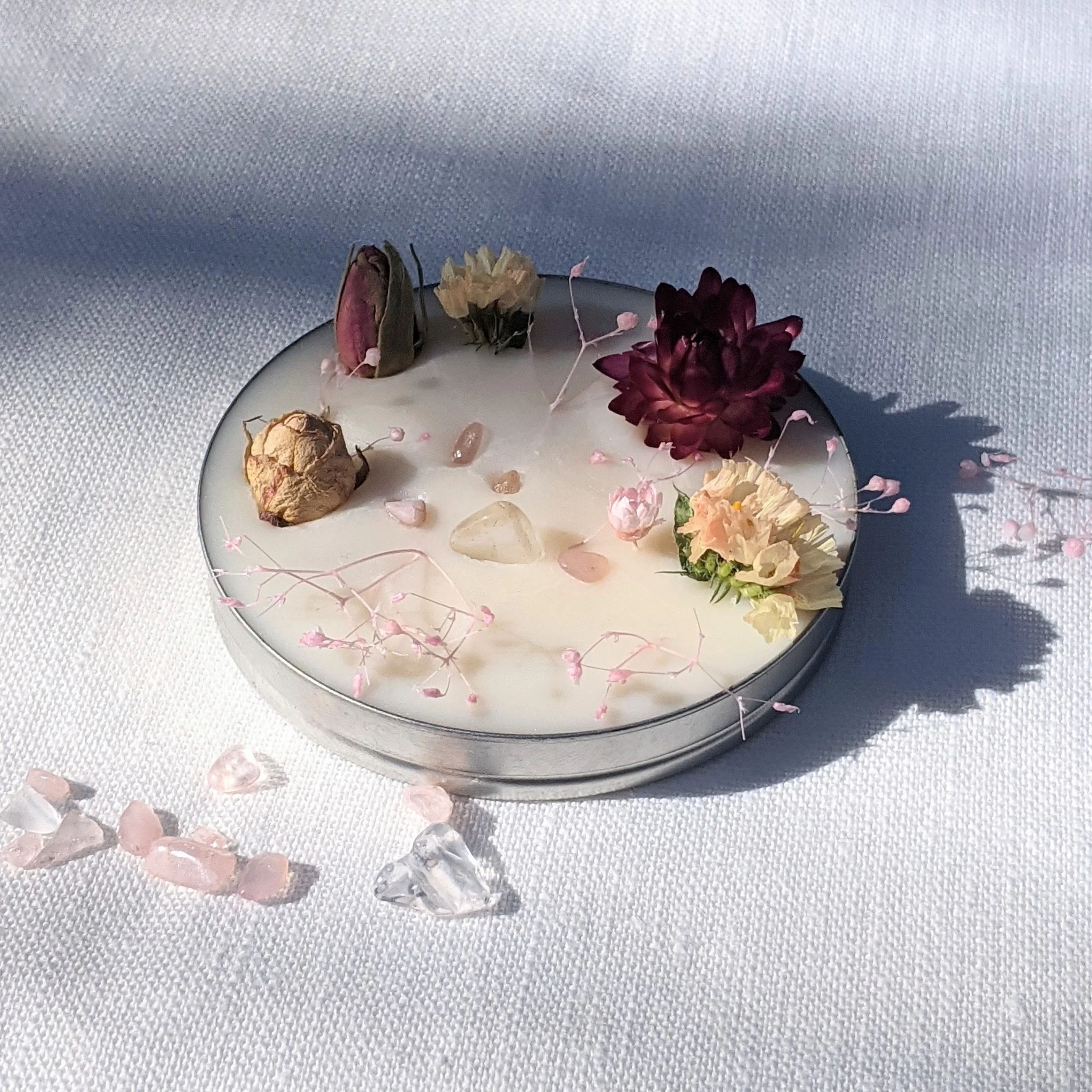 Galet en cire de soja parfum jasmin, orné de cristaux naturels & de fleurs séchées, Nuria – Image 2