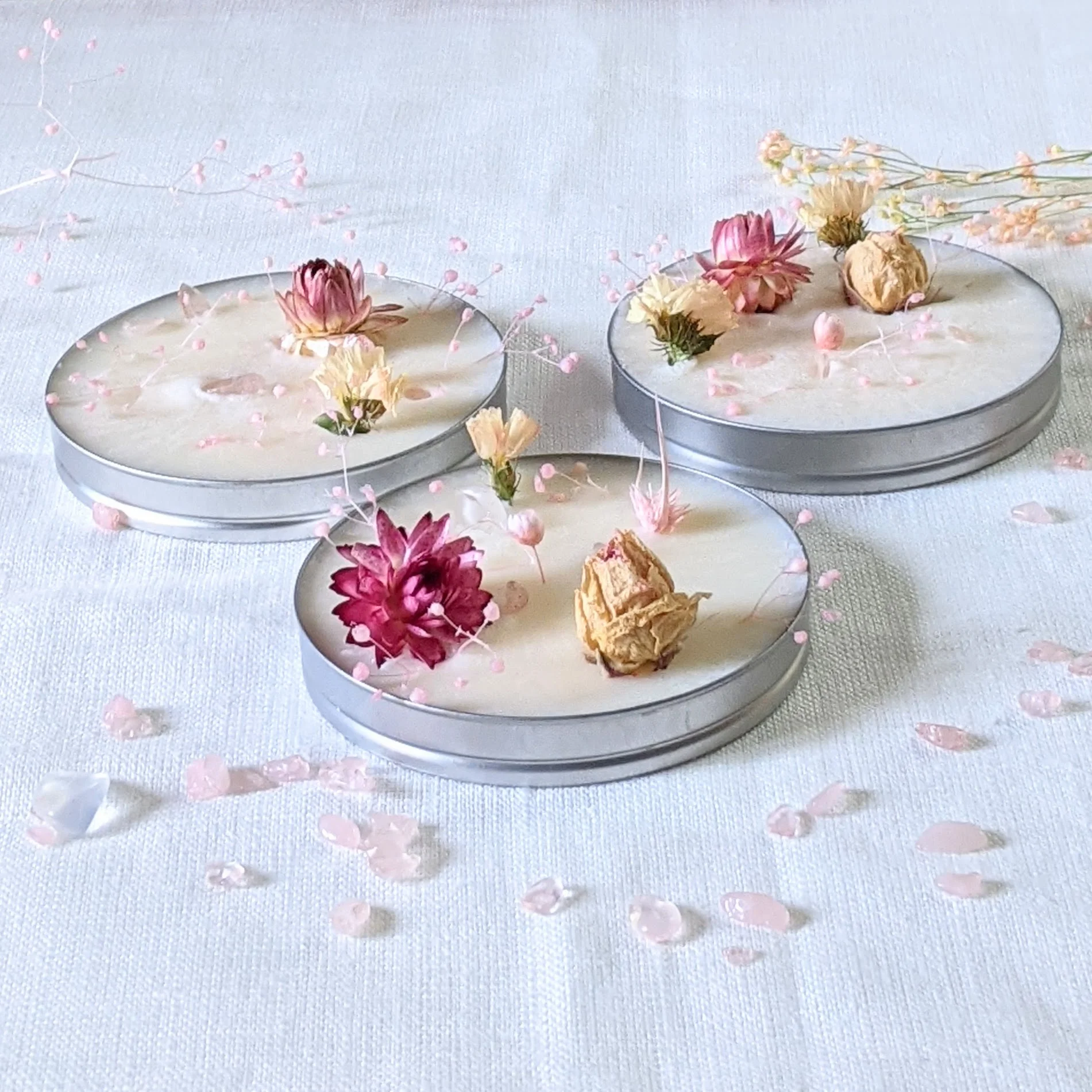 Galet en cire de soja parfum jasmin, orné de cristaux naturels & de fleurs séchées, Nuria