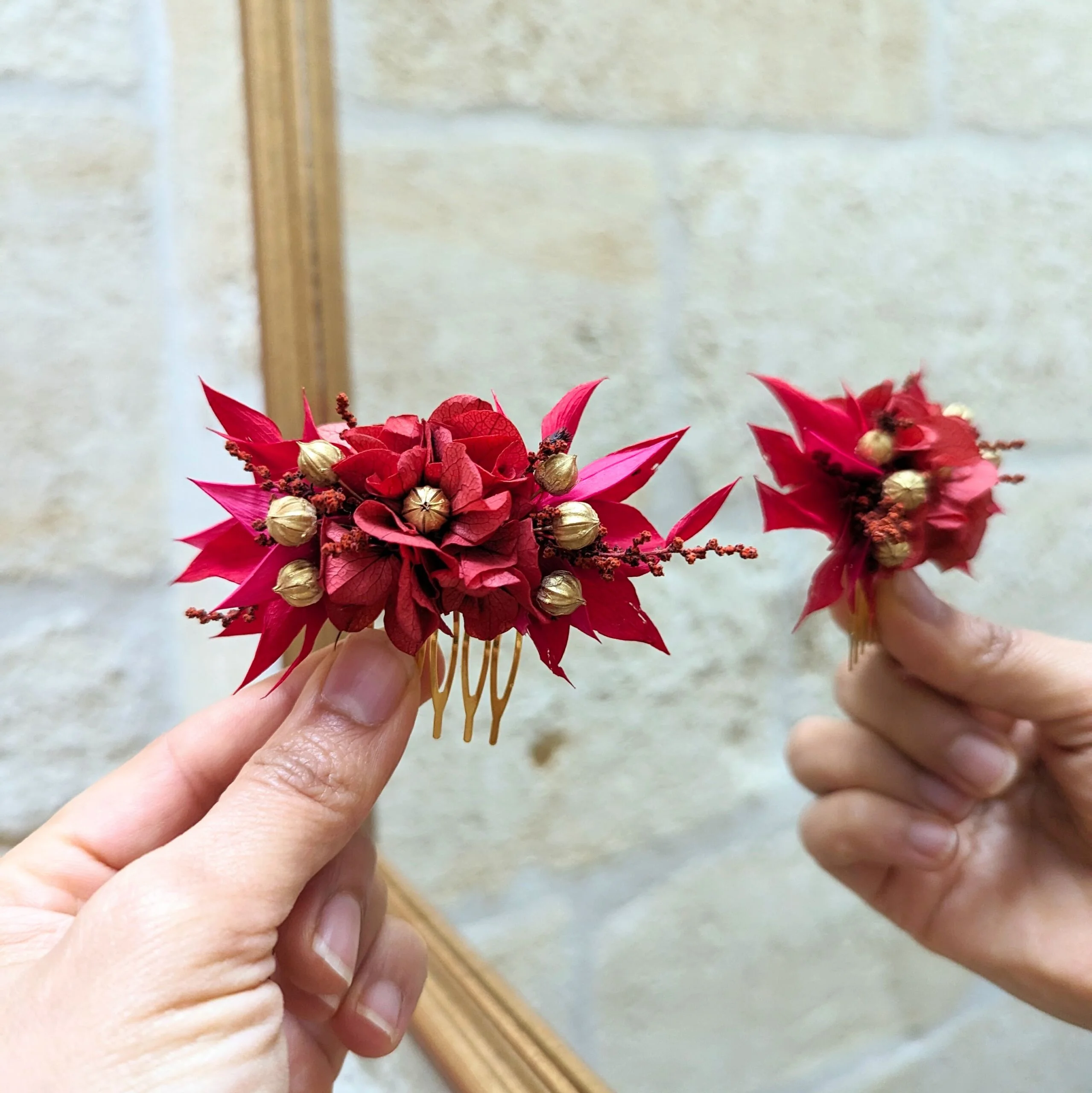 Peigne à cheveux fleuri pour coiffure de mariage en fleurs stabilisées aux couleurs vives, Joyce – Image 3