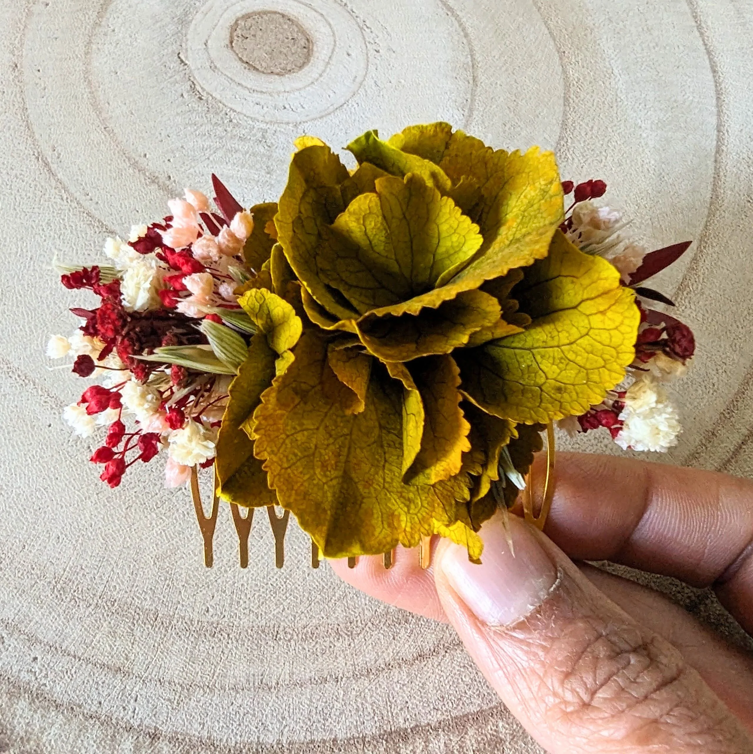 Peigne à cheveux fleuri pour coiffure de mariage en fleurs séchées & stabilisées safran, Dahlia – Image 3