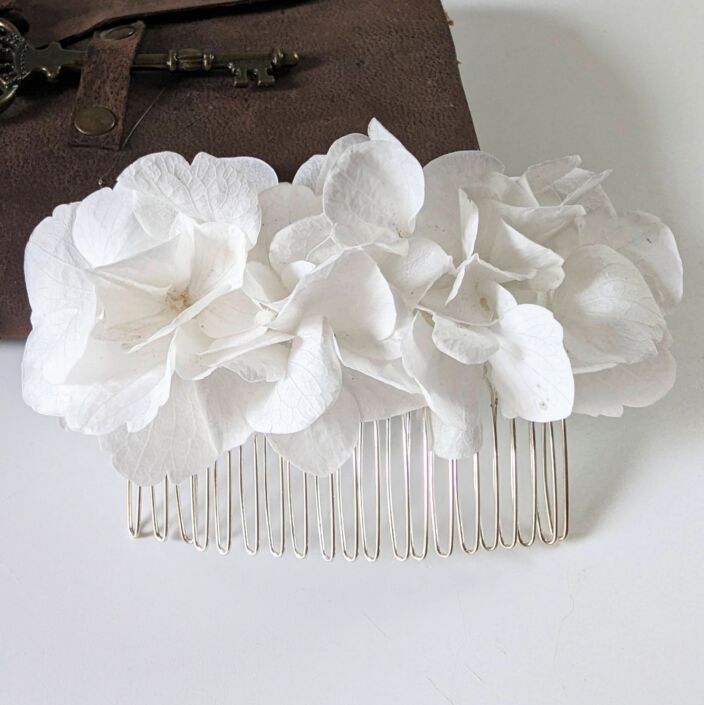 Peigne à cheveux fleuri pour coiffure de mariage en hortensias stabilisés blancs, Naëlle