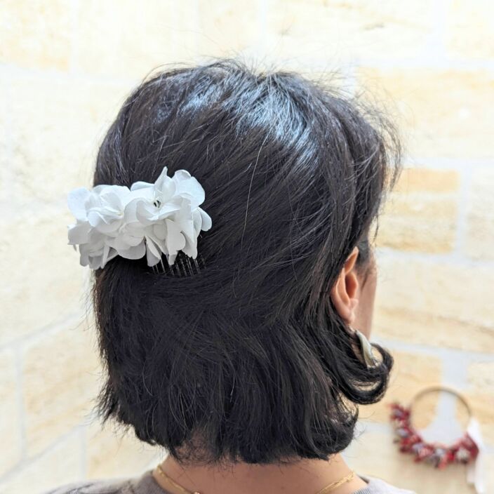 Peigne à cheveux fleuri pour coiffure de mariage en hortensias stabilisés blancs, Naëlle 3