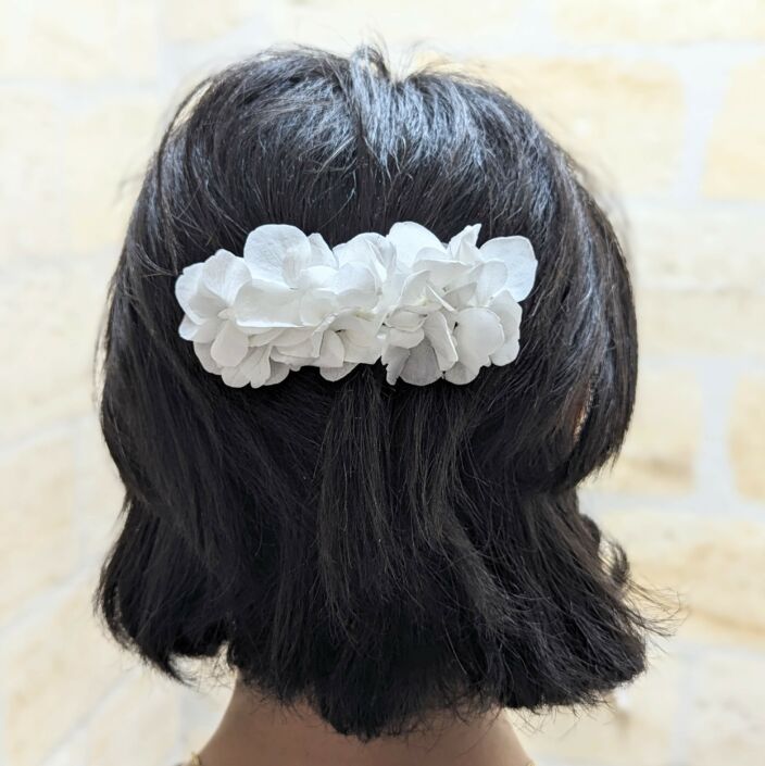 Peigne à cheveux fleuri pour coiffure de mariage en hortensias stabilisés blancs, Naëlle 2