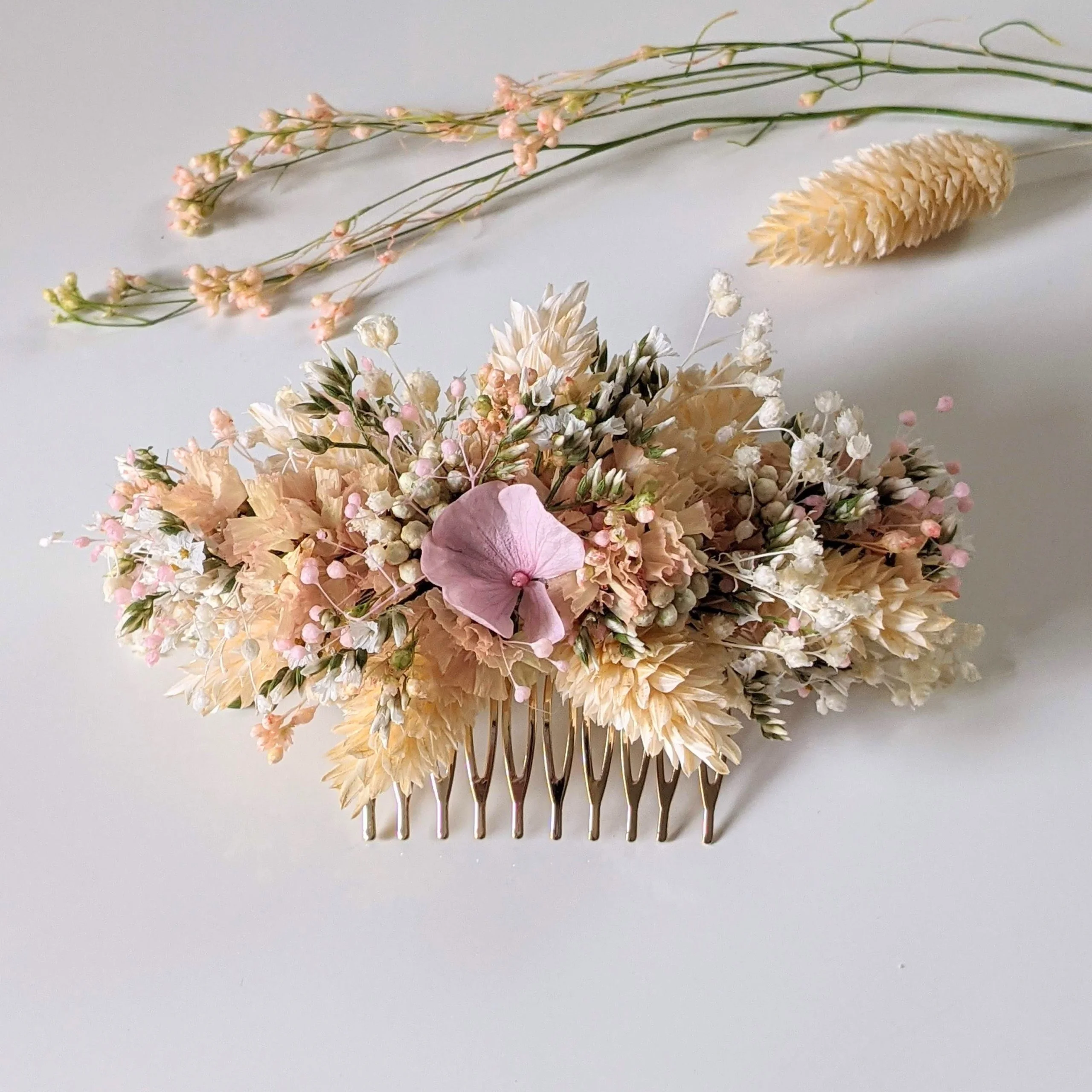Peigne à cheveux fleuri pour coiffure de mariage en fleurs séchées & fleurs stabilisées, Melocoton – Image 2