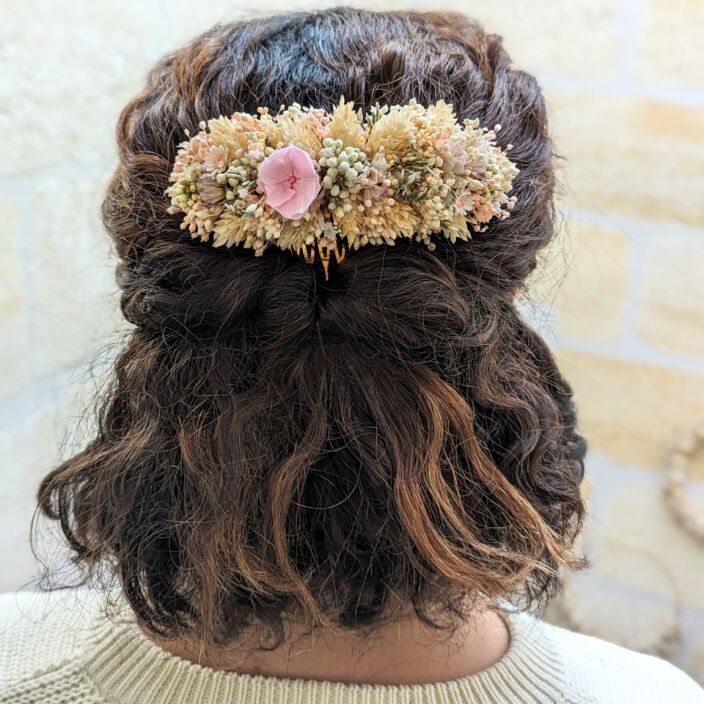 Peigne à cheveux fleuri pour coiffure de mariage en fleurs séchées & fleurs stabilisées, Melocoton 4