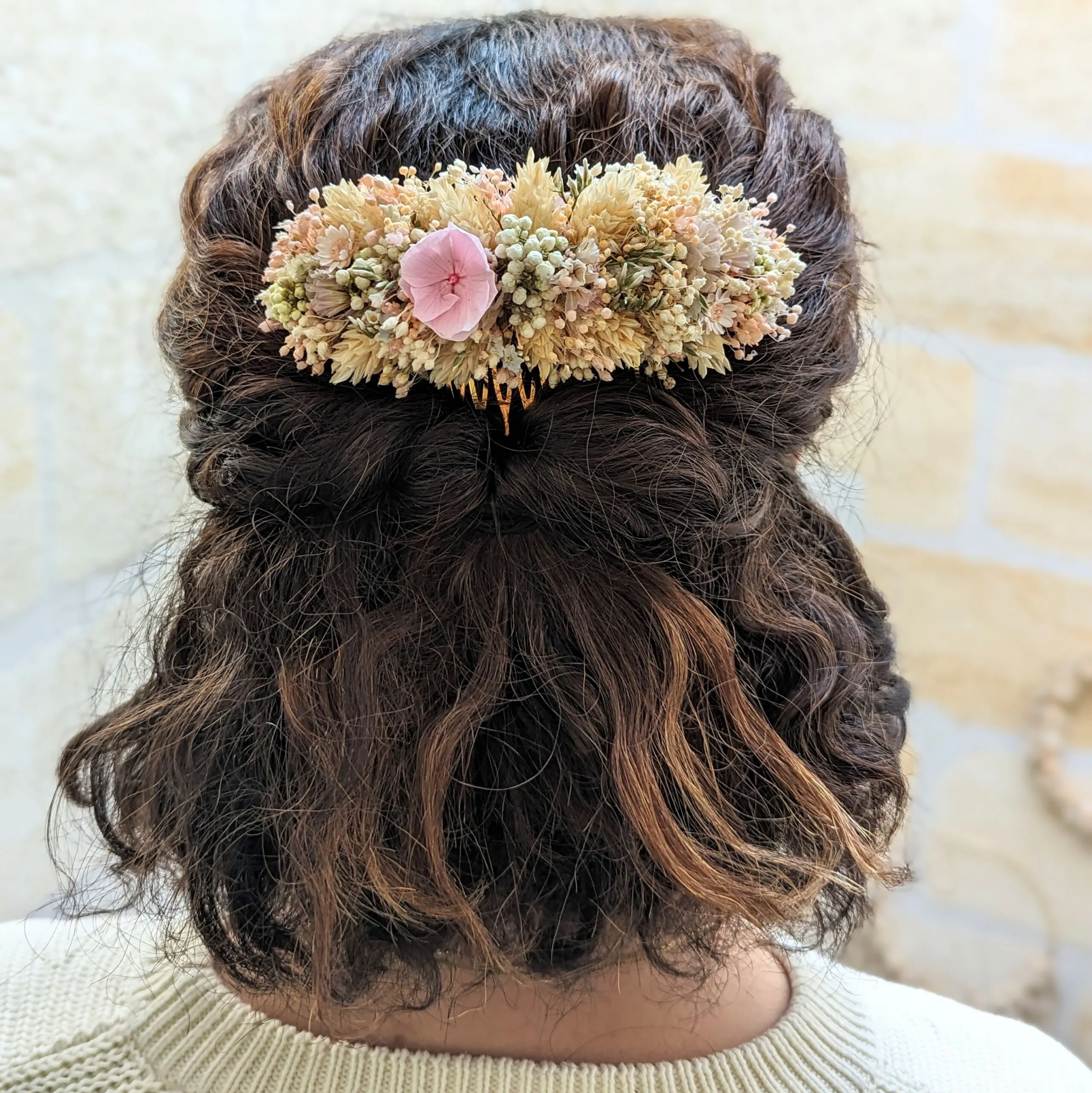 Peigne à cheveux fleuri pour coiffure de mariage en fleurs séchées & fleurs stabilisées, Melocoton – Image 4