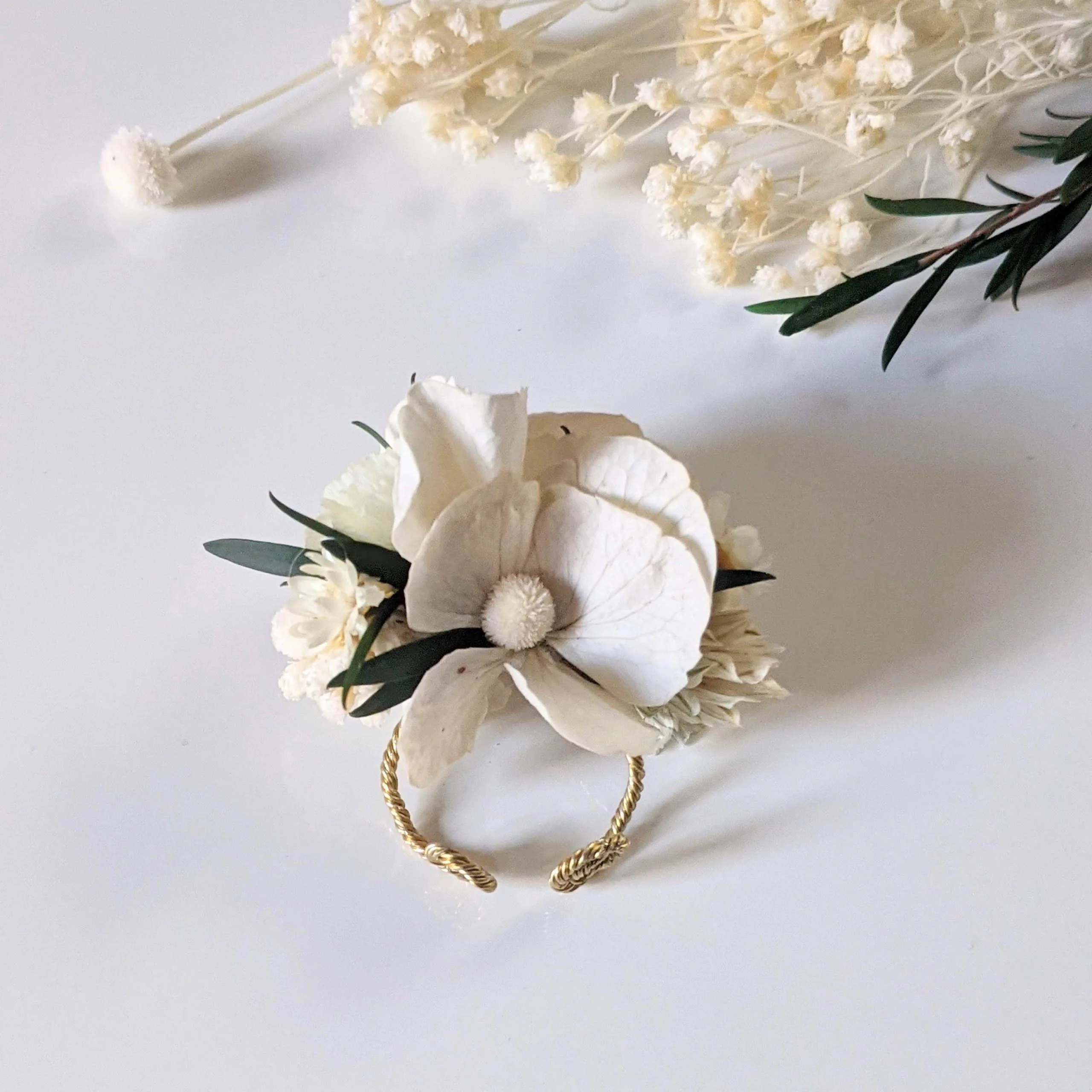 Bague de mariée artisanale en fleurs séchées & fleurs stabilisées, Inès – Image 3