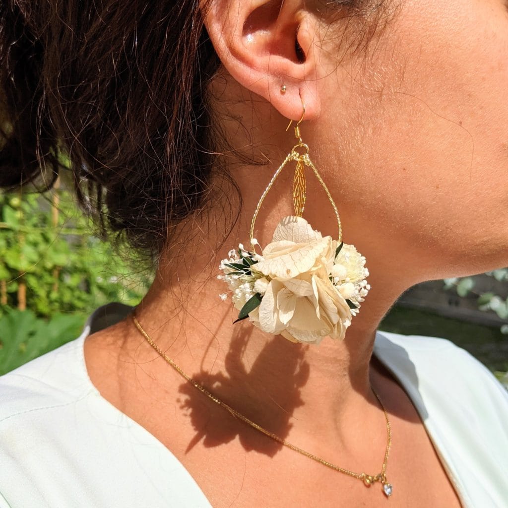Boucles d’oreilles de mariée artisanales en fleurs séchées & fleurs stabilisées, Inès Flora Paris