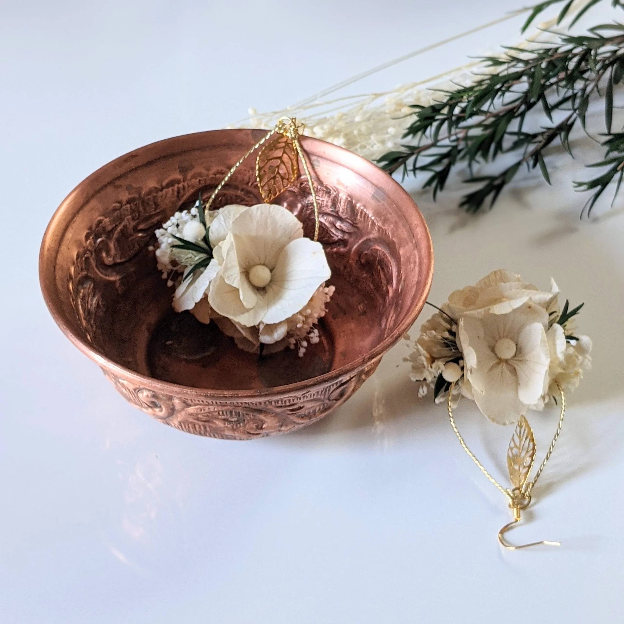 Boucles d’oreilles de mariée artisanales en fleurs séchées & fleurs stabilisées, Inès – Image 3