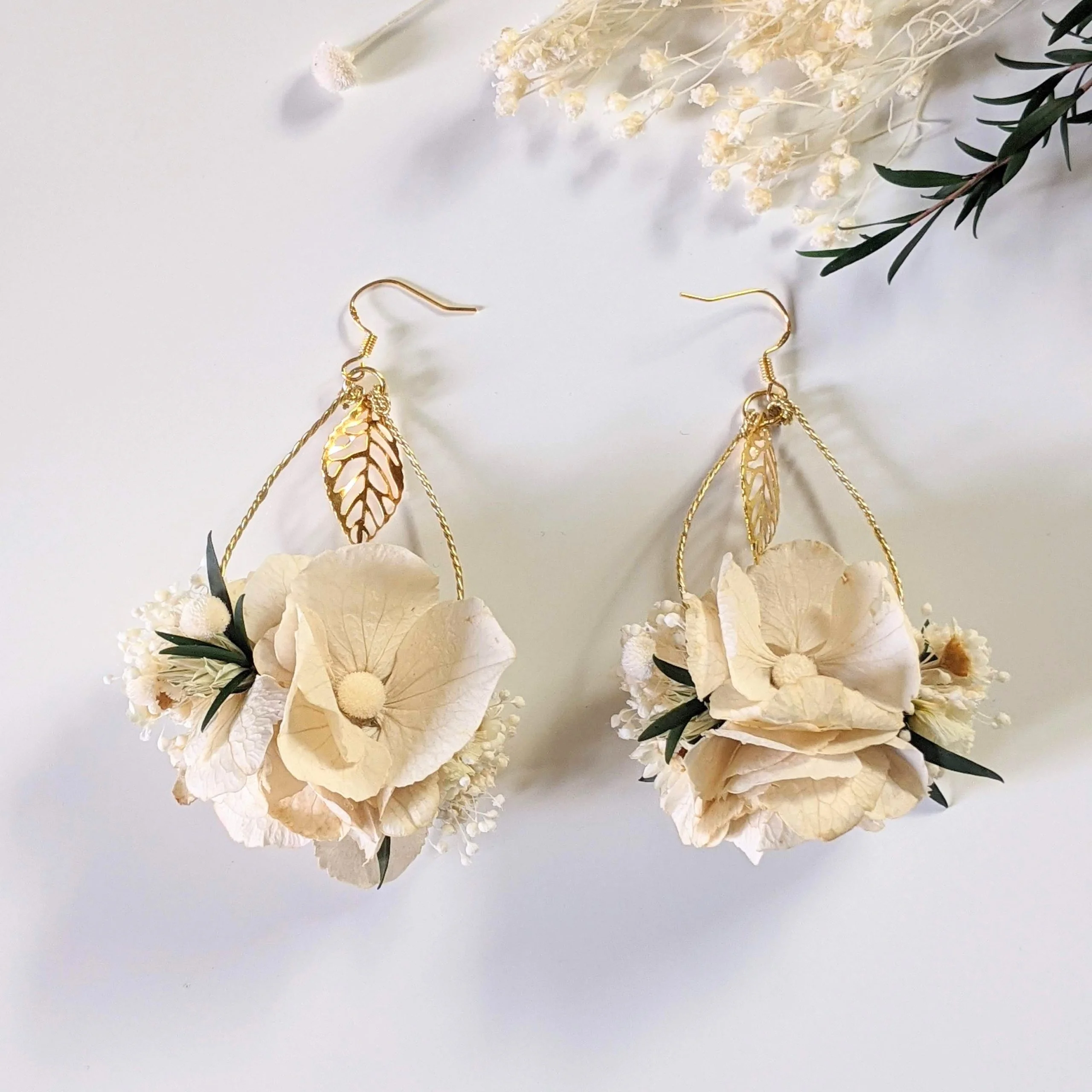 Boucles d’oreilles de mariée artisanales en fleurs séchées & fleurs stabilisées, Inès – Image 2