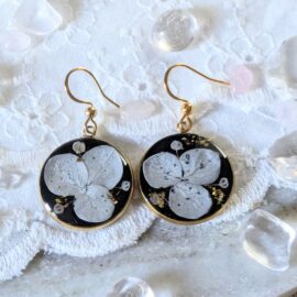 Boucles d’oreilles en résine et fleurs séchées noires et blanches, Margot