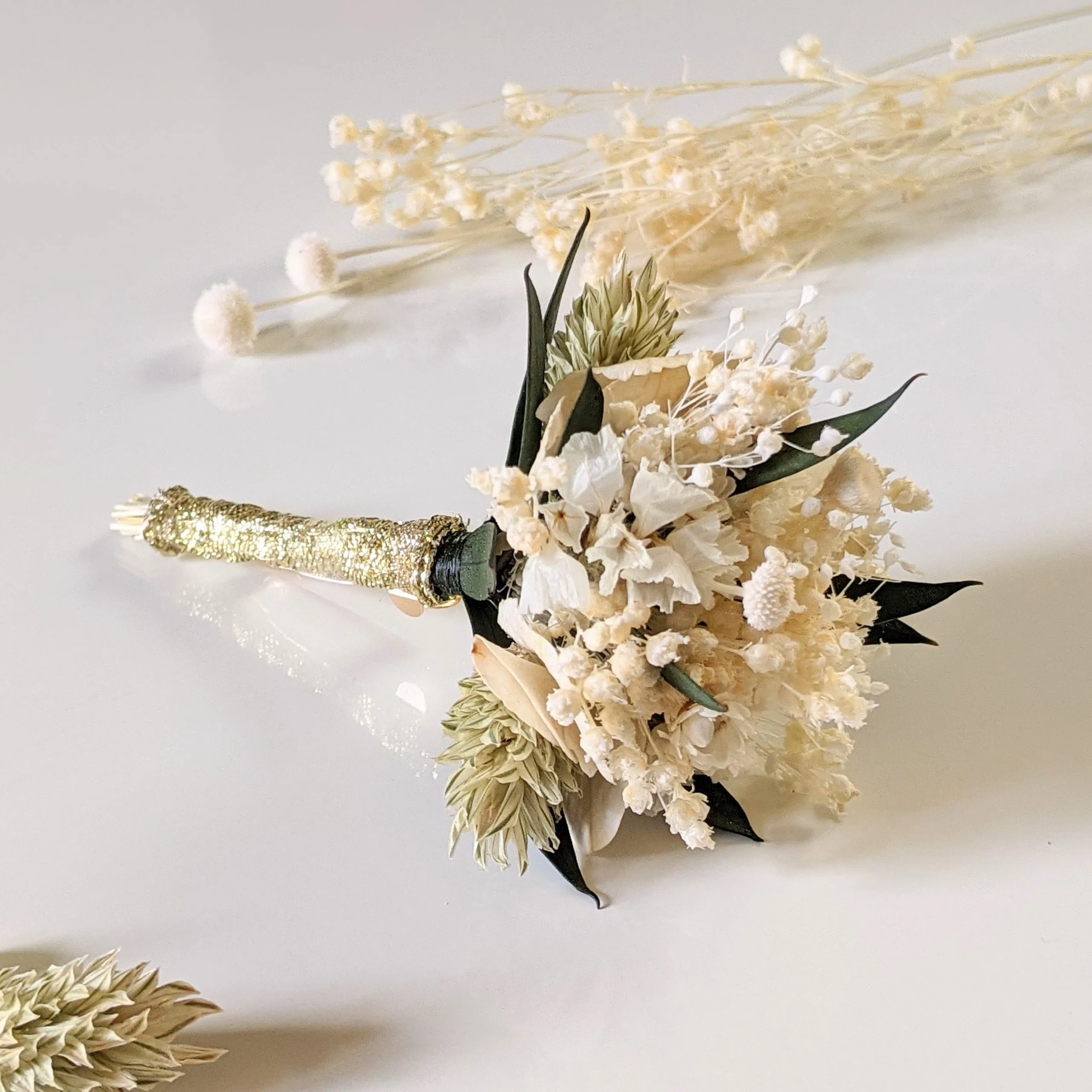 Boutonnière de marié artisanale en fleurs séchées & fleurs stabilisées, Inès