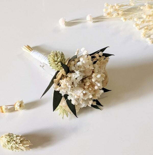 Boutonnière de marié artisanale en fleurs séchées & fleurs stabilisées, Inès 2