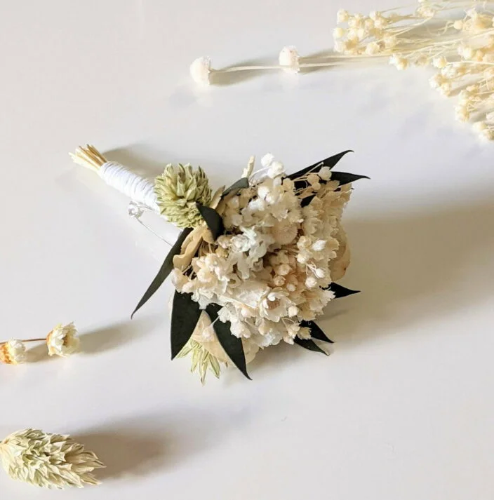 Boutonnière de marié artisanale en fleurs séchées & fleurs stabilisées, Inès – Image 2