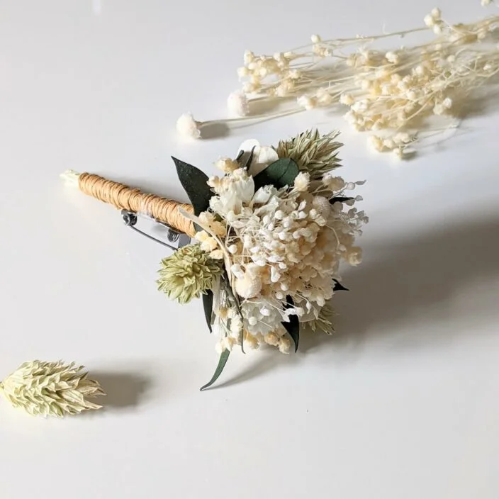Boutonnière de marié artisanale en fleurs séchées & fleurs stabilisées, Inès – Image 3