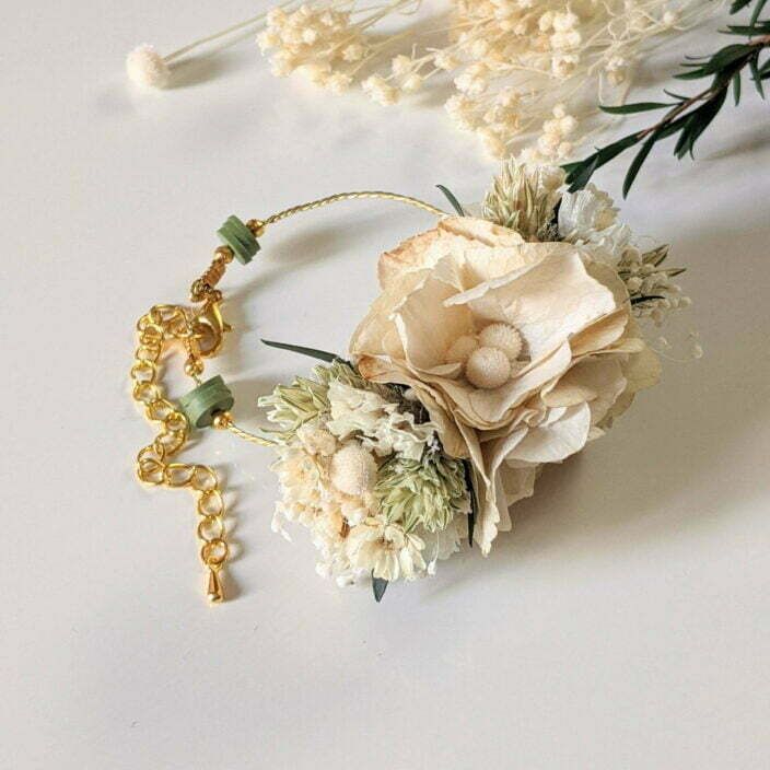 Bracelet de mariée artisanal en fleurs séchées & fleurs stabilisées, Inès 3
